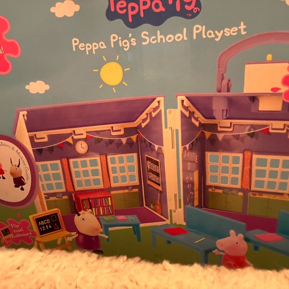 Peppa Pig School Playset & Figures NEW !! - Picture 7 of 9